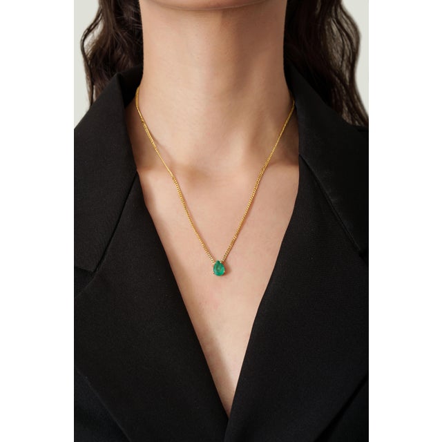 Asian 1.63ct Pear Cut Emerald Solitaire Modern Necklace in 14k Yellow Gold-18 Inch Length For Sale - Image 3 of 16