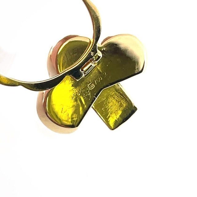 This gorgeous convertible ring to bracelet is crafted from 18k yellow gold. It features 8 flat slim scallop edge rings,...