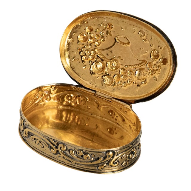 Antique German Sterling Gilt Silver Floral Engraved Repousse Snuff Pill Box 1880 For Sale - Image 9 of 12