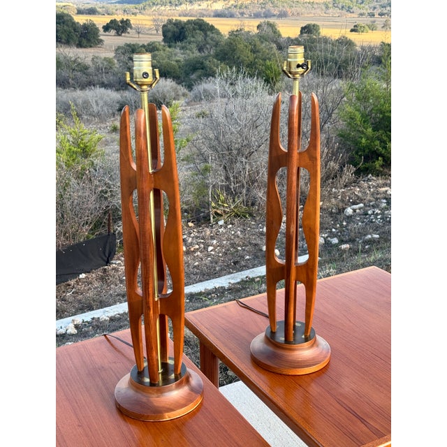 Pair of Vintage C. 1960s Mid Century Modern Sculptural Walnut & Brass Table Lamps For Sale In Austin - Image 6 of 9