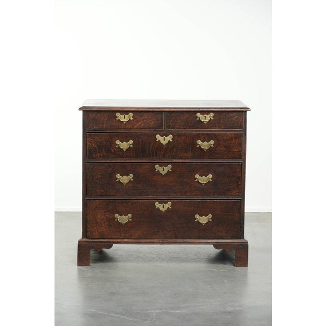 This beautiful, authentic English chest of drawers dates from the late 18th century and is made of oak. It is fitted with...