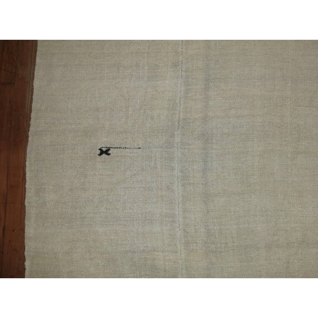 Mid-Century Modern White Room Size Vintage Turkish Kilim - 8'5" x 11'10" For Sale - Image 3 of 6