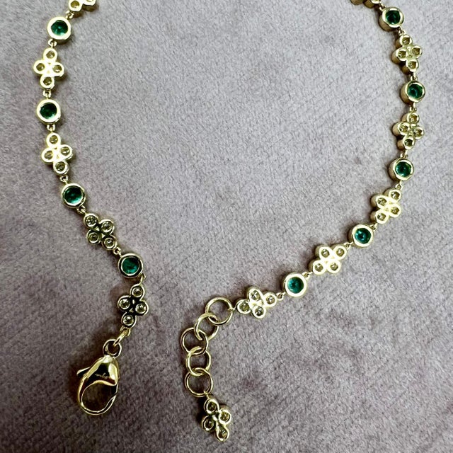 Syna Yellow Gold Mogul Emeralds and Diamonds Bracelet For Sale - Image 4 of 6