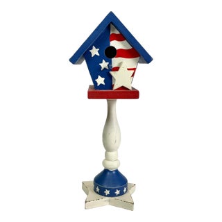 1980s Vintage Americana Arts & Crafts Boho Chic Tabletop Bird House Holiday Accent - 4th of July For Sale
