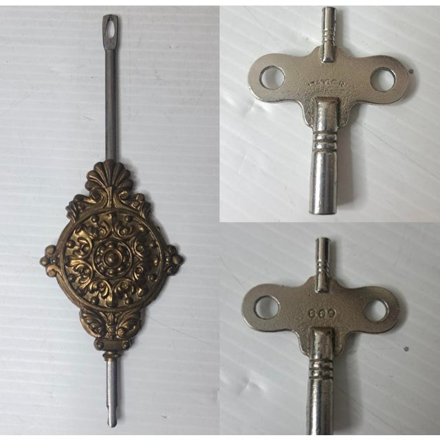 Antique Ingraham Oak Gingerbread Parlor Clock – 8‑Day, Working, W/ Key & Pendulum For Sale - Image 10 of 13