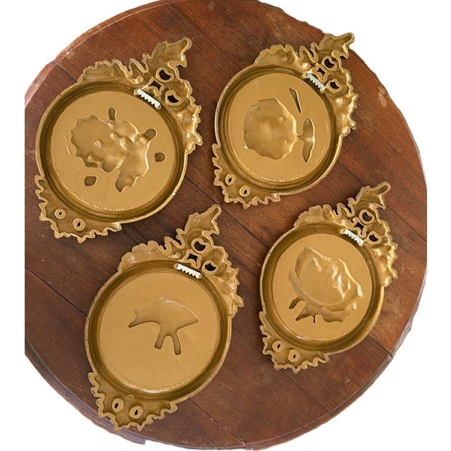 Off-white MCM Hollywood Regency Set of 4 Floral Wall Hangings Dart Industries 1977 For Sale - Image 8 of 11