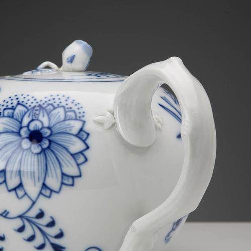 Blue Porcelain Teapot from Meissen For Sale - Image 8 of 10