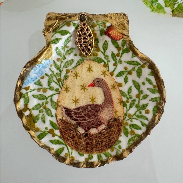 2020s Handmade Seashell Holiday Ornaments & Trinkets Dishes. For Sale - Image 5 of 9