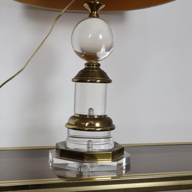 Modernist Hollywood Regency Lamp in Acrylic and Brass, 1970s For Sale - Image 10 of 15