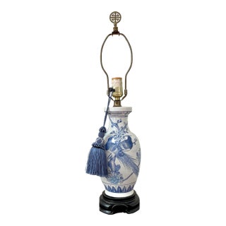 1990s Blue and White Chinoiserie Bird and Botanical Table Lamp With Harp and Finial For Sale