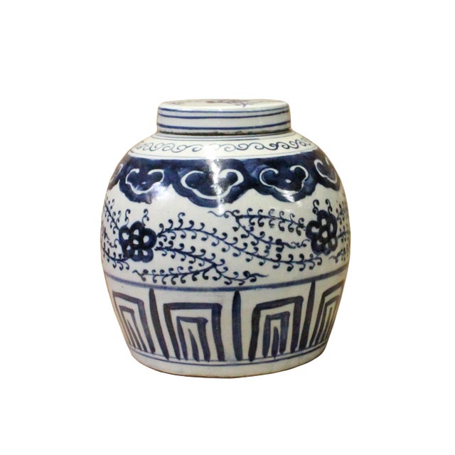 Chinese Handmade Medium Blue & White Porcelain Ginger Jar For Sale