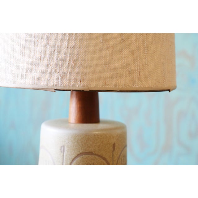 1960s Gordon and Jane Martz M170 Lamp for Marshall Studios Yellow Tan Engravings 31" For Sale - Image 11 of 15
