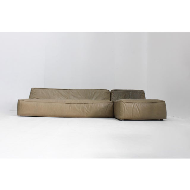 Vintage modular green leather sofa designed by the Italian brand Verzelloni in the 1990s. This modular sofa consists of 2...