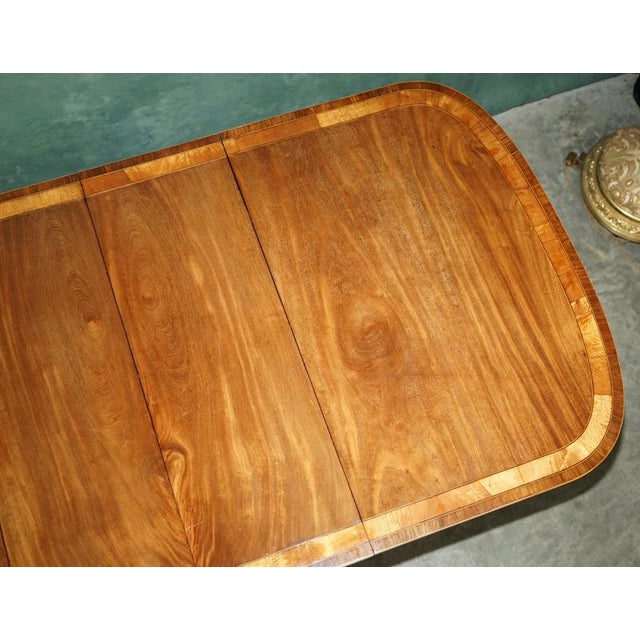 Regency Crossbanded Extendable Pedestal Dining Table in Satinwood, 1820s For Sale - Image 10 of 18