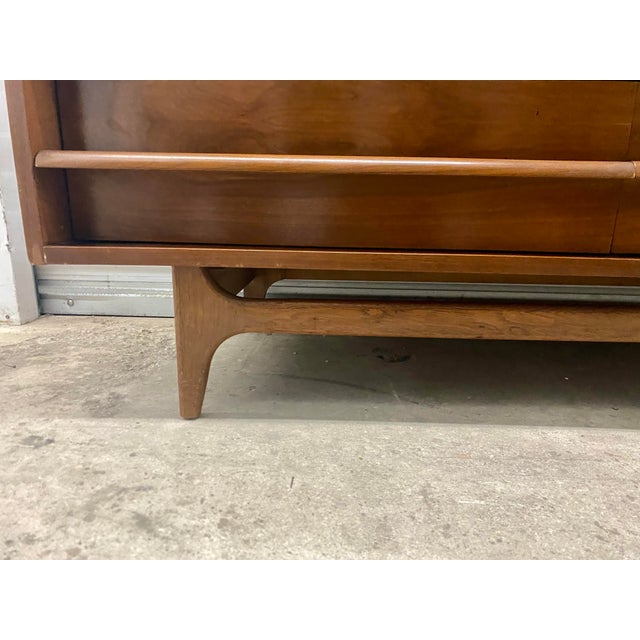 Wood 1970s Young Manufacturing Style Mid Century Lowboy Dresser . For Sale - Image 7 of 12