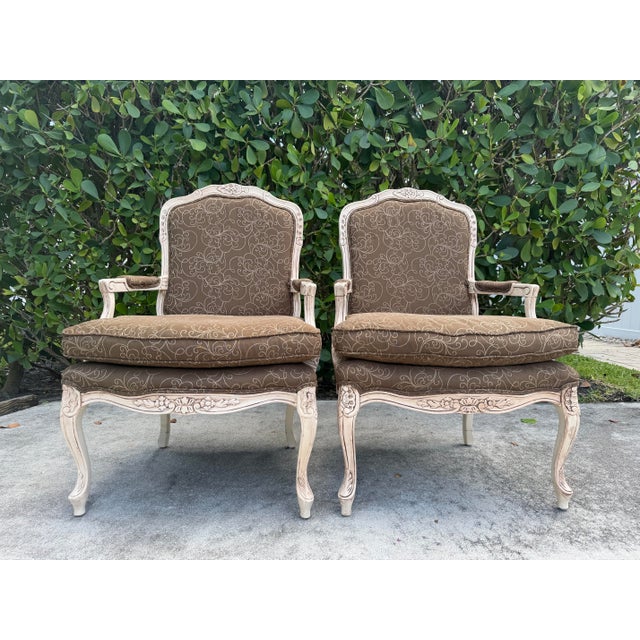 French Country Vintage Fairfield Louis XV Style Painted Bergere Lounge Chairs, Pair For Sale - Image 3 of 14