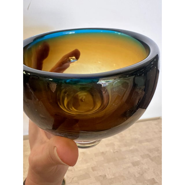 Mid-Century Modern Kosta: Vicke Lindstrand: Bowl in Blue, Green and Yellow. Signed For Sale - Image 3 of 6