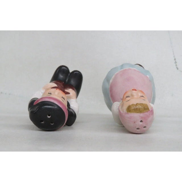 Swiss Napco International Sweetheart Kisser Salt and Pepper Shaker Set For Sale In Miami - Image 6 of 10