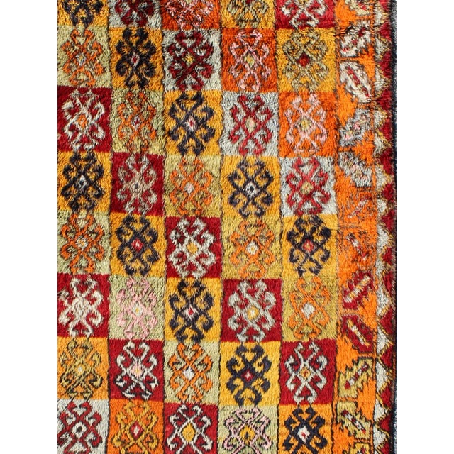 Keivan Woven Arts, En-165404, Vintage Mid-Century Turkish Tulu Rug - 4′9″ × 6′9″ For Sale - Image 4 of 8