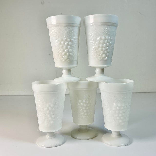 Glass 1950s Vintage Americana Arts & Crafts Boho Chic Milk Glass Pedestal Ice Tea Glasses - Set of 5 For Sale - Image 7 of 9