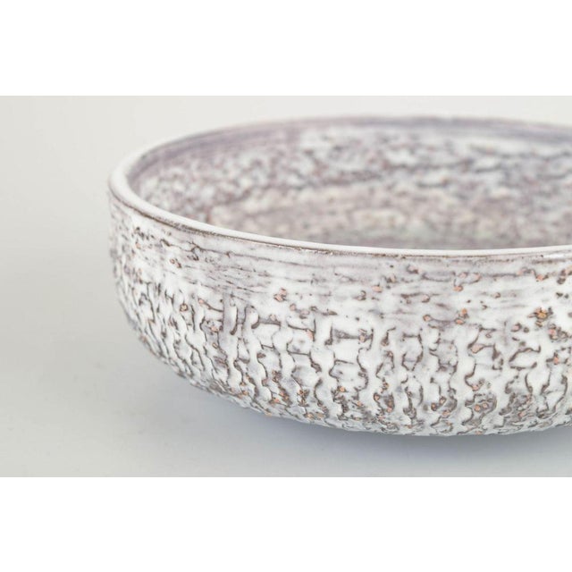 Low Circular White-Grey Glazed Stoneware Bowl by Mari Simmulson for Upsala Ekeby, 1960s For Sale - Image 3 of 5