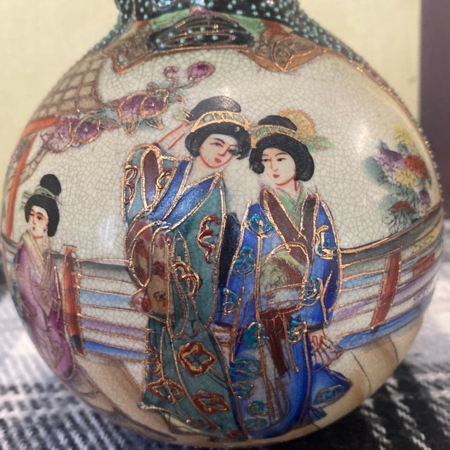 This is a beautiful chinoiserie style hand painted vase. Round with a ruffled neck, perfect for the interior designer or...
