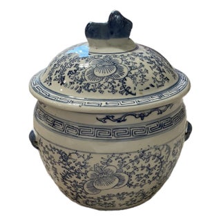 Vintage Blue and White Chinese Rice or Ginger Jar With a Foo Dog Lid For Sale
