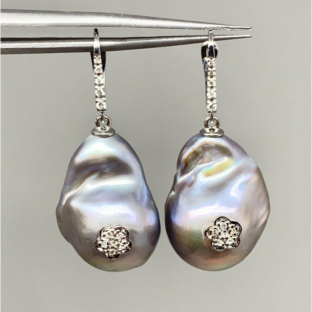 2010s Diamond Freshwater Pearl Earrings 14 Karat Gold Grey 23.2 Mm Certified For Sale - Image 5 of 13