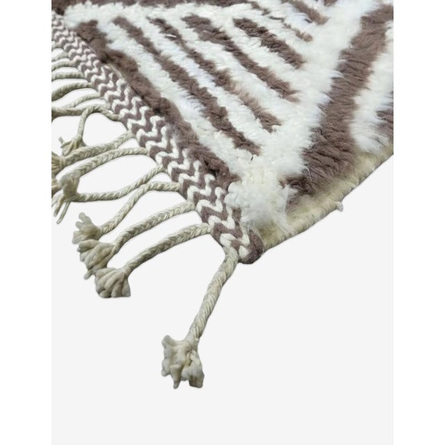 Brown & Ivory Moroccan Rug – Handmade Geometric Berber Wool Carpet This striking handmade Moroccan rug features a soft...