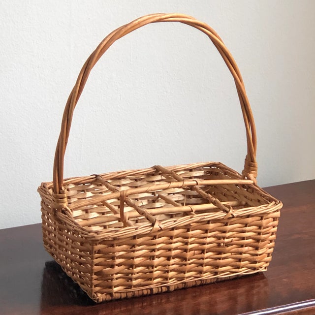 Offering a fun little wicker drink /cocktail caddy, circa 1960. This handy little caddy makes it easy to carry glassware...