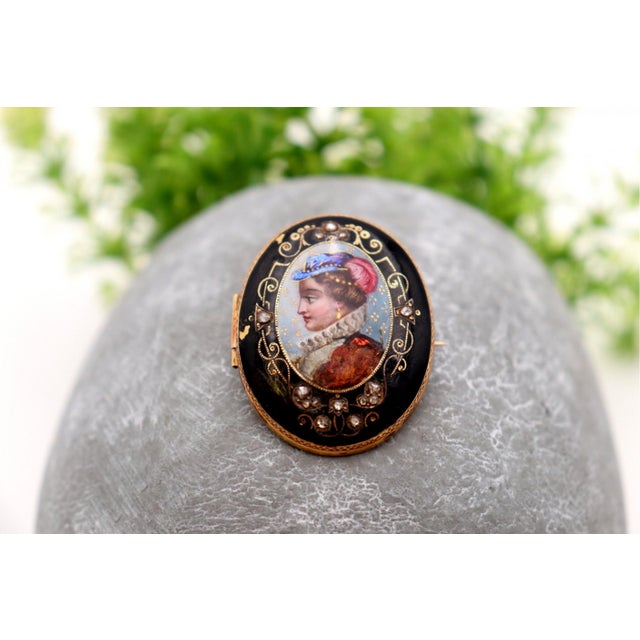 Metal Gold Brooch with Figure of Ancient Lady For Sale - Image 7 of 7