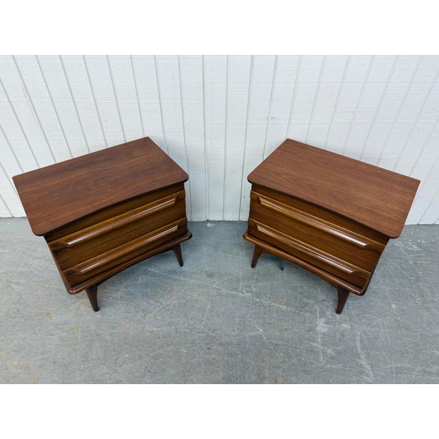 United Furniture Corporation Mid-Century Modern United Walnut Nightstands - Set of 2 For Sale - Image 4 of 9