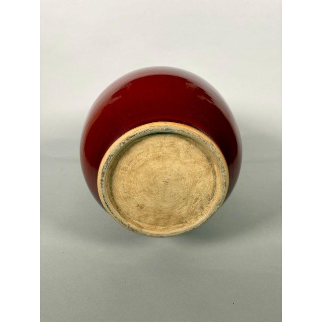 Large red porcelain vase, "Oxblood" glaze - Qing dynasty, China. 19th century. Monochrome red glaze. The body is...