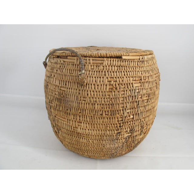 Rustic Pacific Nw Coast Native American Hand Woven Geometric Interior Lidded Basket For Sale - Image 3 of 7