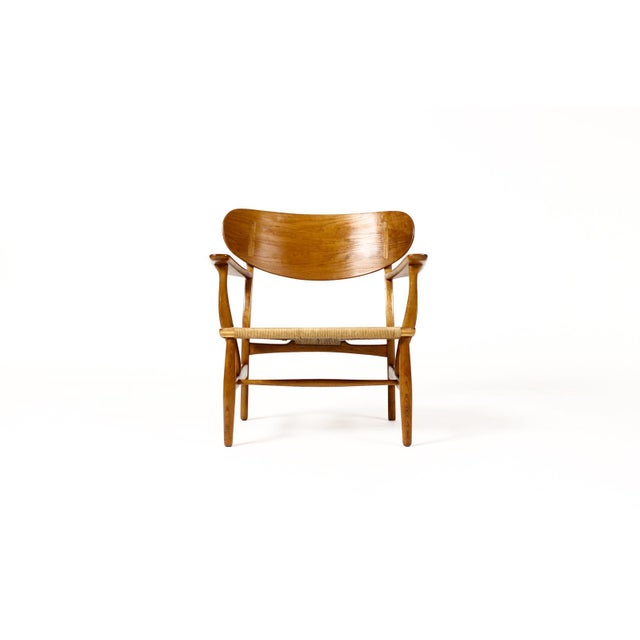 Mid-Century Modern 1960s Danish Modern / Mid Century Oak Lounge / Armchair – Attributed to Hans Wegner for Carl Hansen — Model Ch22 For Sale - Image 3 of 12