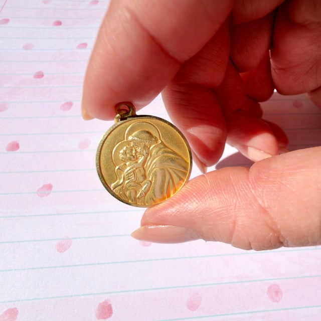 Metal Vintage 1960s Italian 18k Saint Anthony of Padua Holding Baby Jesus Medallion For Sale - Image 7 of 9