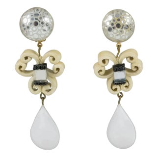 Cilea Paris Dangle White and Silver Glitter Resin Clip Earrings For Sale