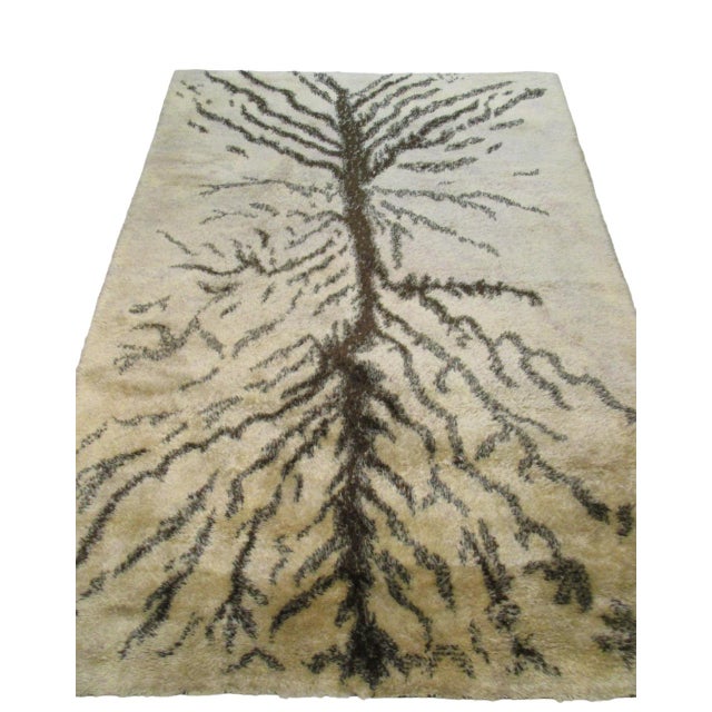 Hand-knotted rug from the "Jungla" series, in pure woven wool. Born from a collaboration with the painter Giuseppe Ajmone,...