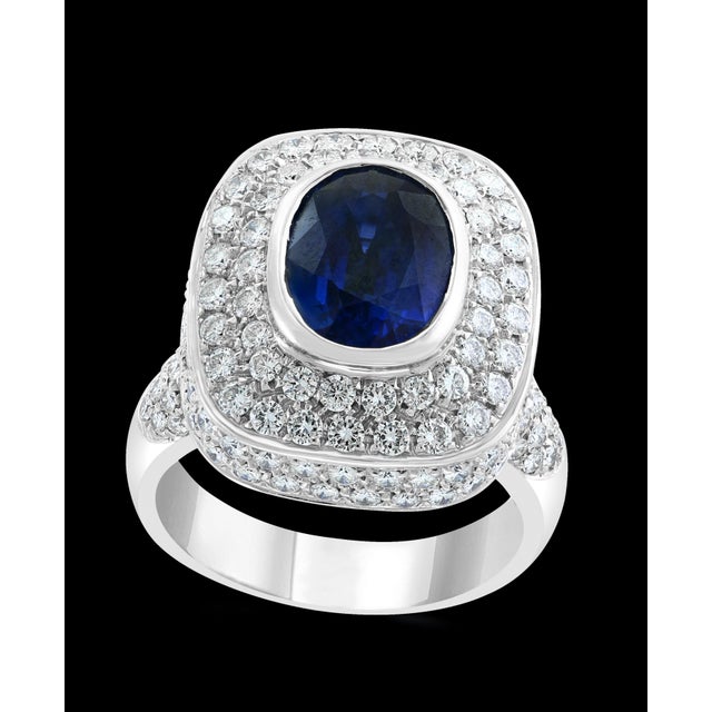 Modern Ceylon Blue Sapphire and Diamond 18 Karat White Gold Cocktail Love Ring For Sale - Image 3 of 8