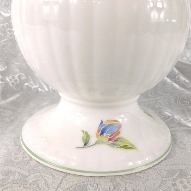 Contemporary 1970s John Aynsley & Sons White Floral Footed Vase in Celeste For Sale - Image 3 of 8