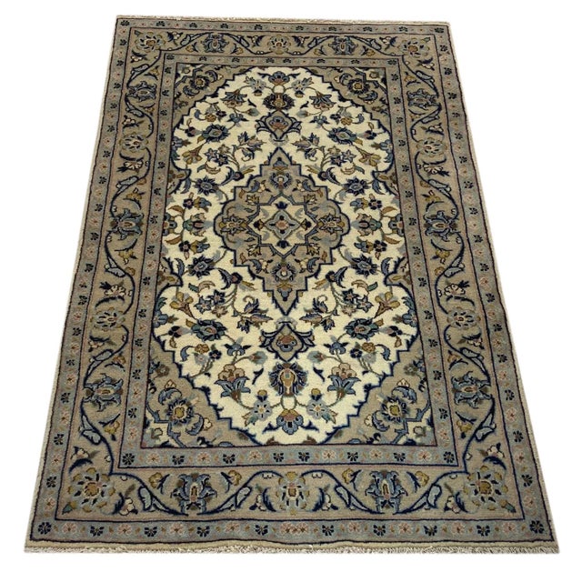 Keshan rug | Size: 152 x 97 cm | Knot density: 150.000 – 300.000 knots/m² | Material: High-quality wool and cotton |...
