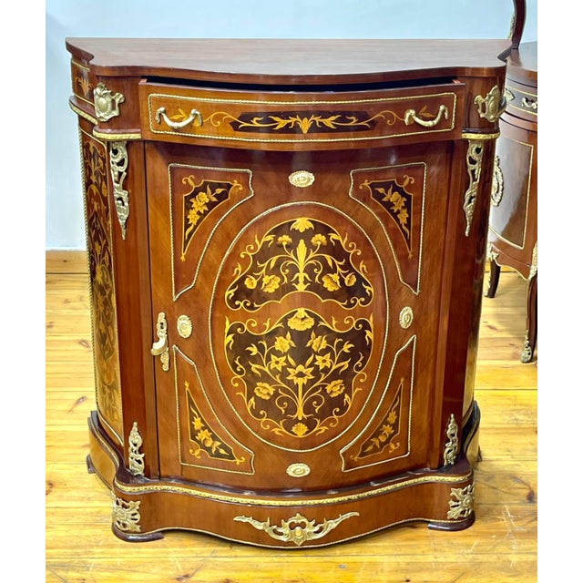 French-Style Marquetry Cabinet – Floral Inlay, Marble Top & Ornate Bronze Mounts For Sale - Image 4 of 4