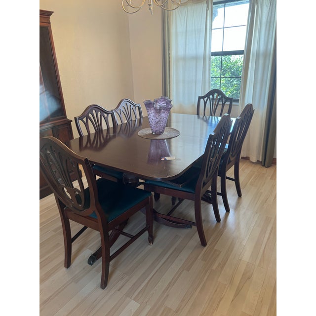 Traditional 1940s Duncan Phyfe Georgian Style Mahogany Dining Table and Shield Back Chairs - Set of 7 For Sale - Image 3 of 10