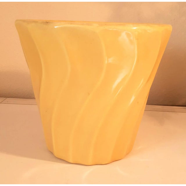 Bauer of Los Angeles flower pot. Made in USA. Califonia Pottery This is a hard to find piece! Lovely hard to find swirl...