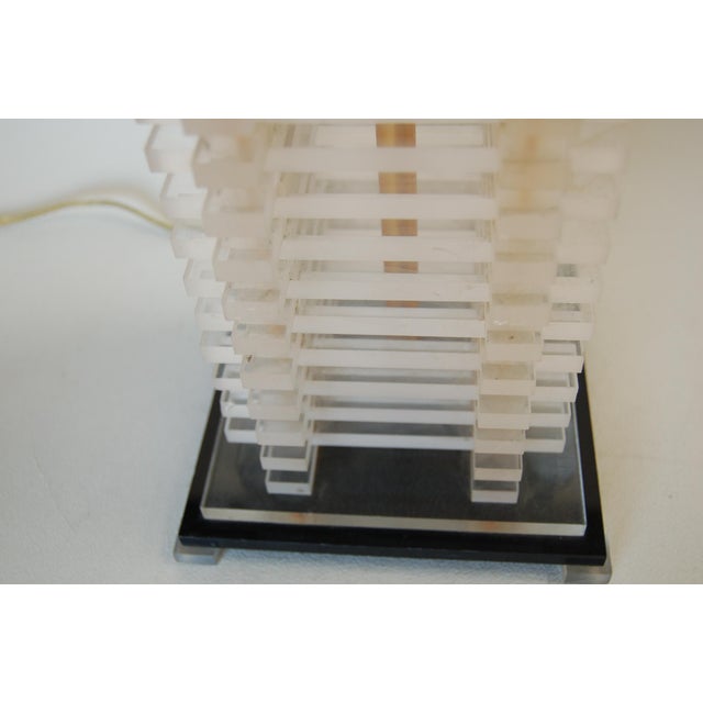 Hollywood Regency Stacked Lucite Table Lamp For Sale In Los Angeles - Image 6 of 7