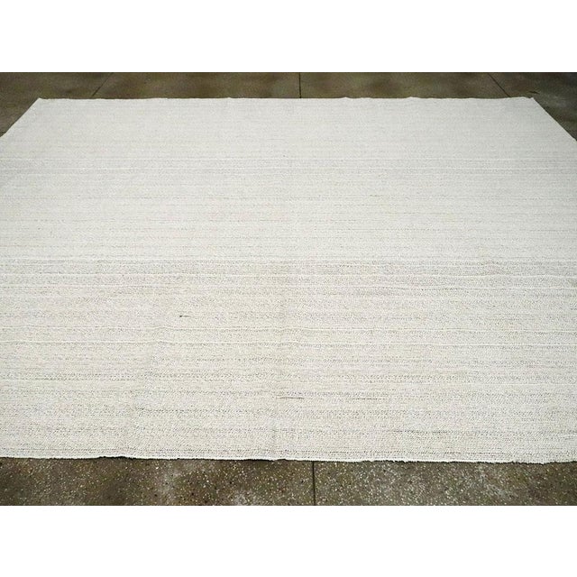 Galerie Shabab Collection Mid-20th Century Handmade Turkish Flatweave Kilim Room Size Carpet in White For Sale In New York - Image 6 of 9