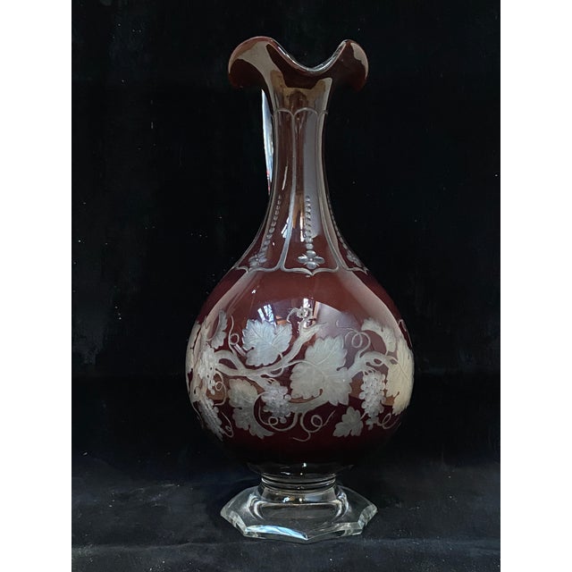 Superb crystal decanter decorated with vines. Art Nouveau period. Excellent condition. Dimensions: 16cm diameter, 25cm...
