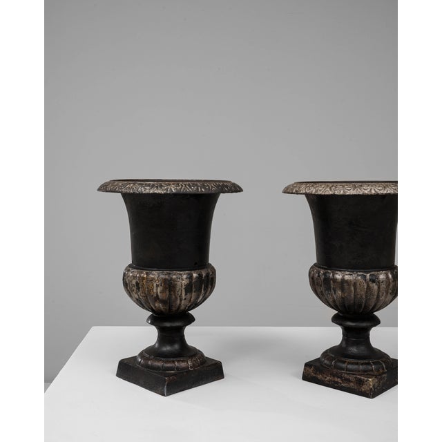 This 19th-century French pair of cast iron Campagna urn planters exemplifies classical garden design and enduring...