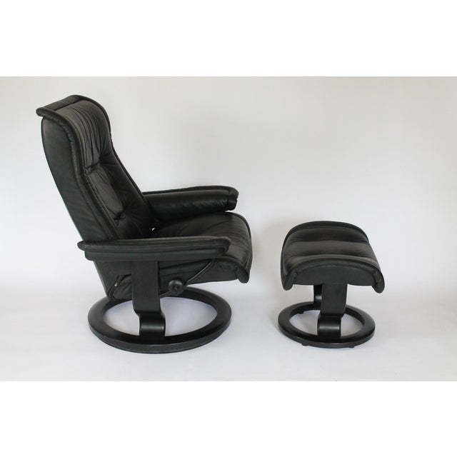 Mid-Century Modern Ekornes Stressless Large Royal Paloma Black Leather Swivel Recliner and Ottoman For Sale - Image 3 of 18