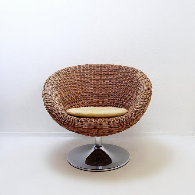 Vintage Swiveling Wicker Chairs, Set of 2 For Sale - Image 5 of 13